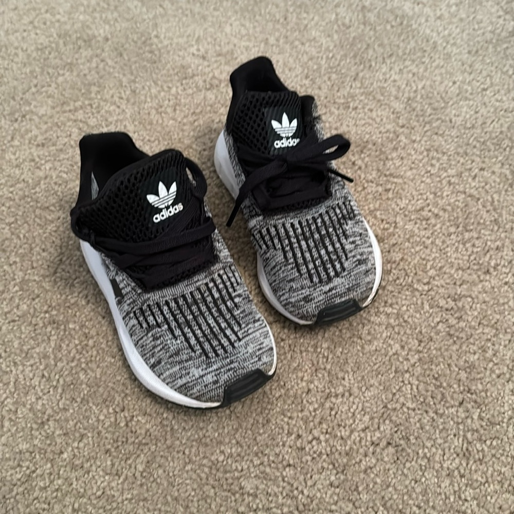 Adidas toddler tennis shoe